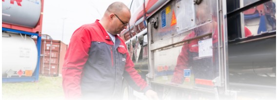 Ein ZEKU-Fahrer kontrolliert die Armaturen und Ventile am hinteren Ende des Tankaufliegers.